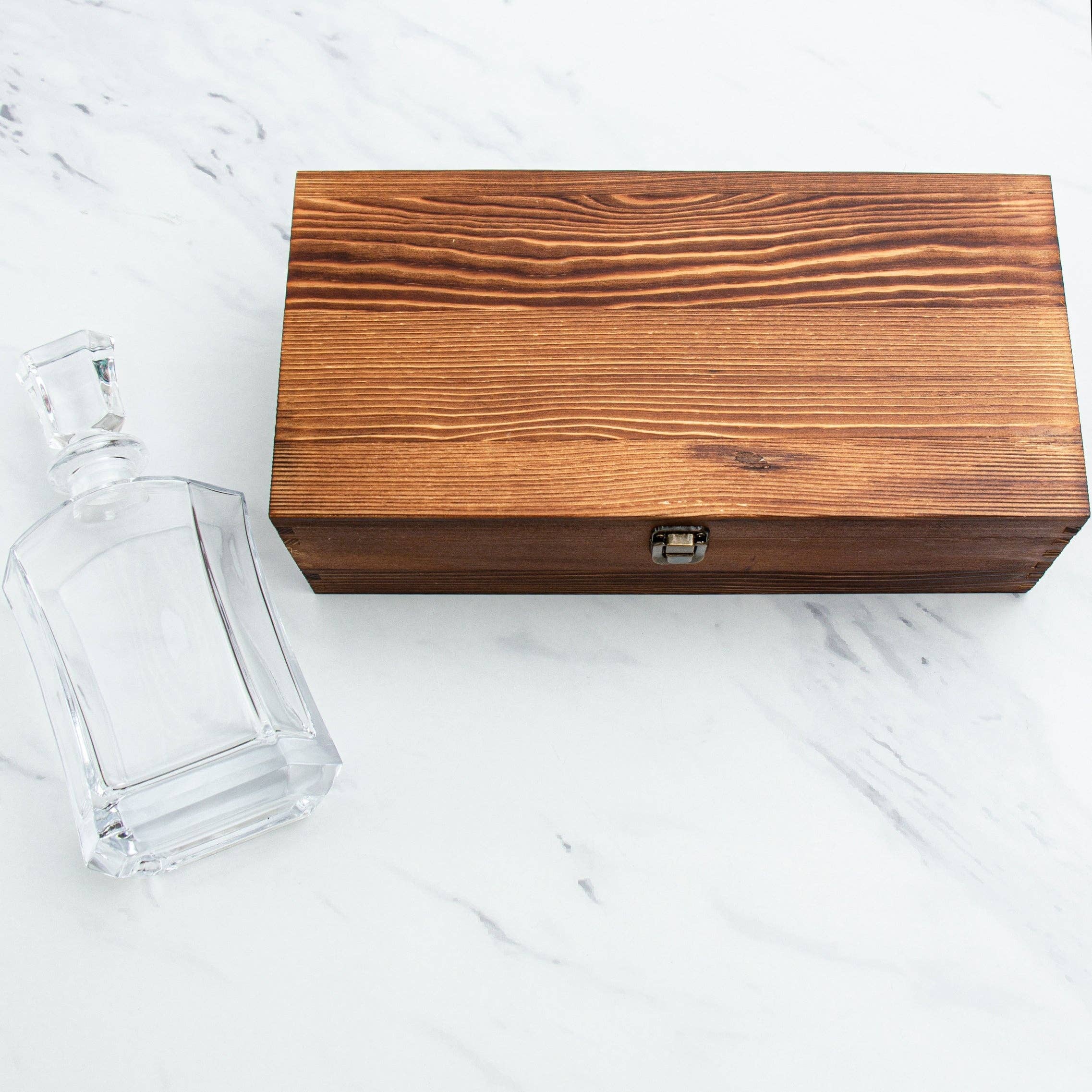 MB Brands Inc – Engroshandel Karaffel – Hovedstadens karaffel med rustik trækasse - Tilføj dit logo5