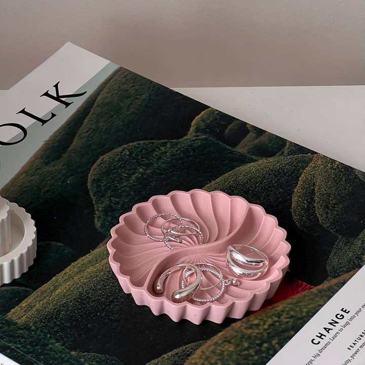 Plateau à bibelots géométrique en Jesmonite : coupelle à bijoux scandinave pour la vente par Estelle Studio