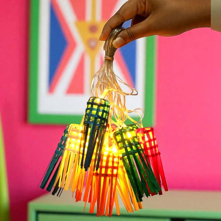 Guirlande féerique en bambou tressé, artisanale et écologique, à volants multicolores pour la vente par Zwende