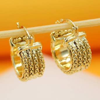 Boucles d'oreilles créoles Huggies en forme de chaîne de blé garnie d'or 18 carats, petites boucles d'oreilles (K46) pour la vente par MIA Jewelry