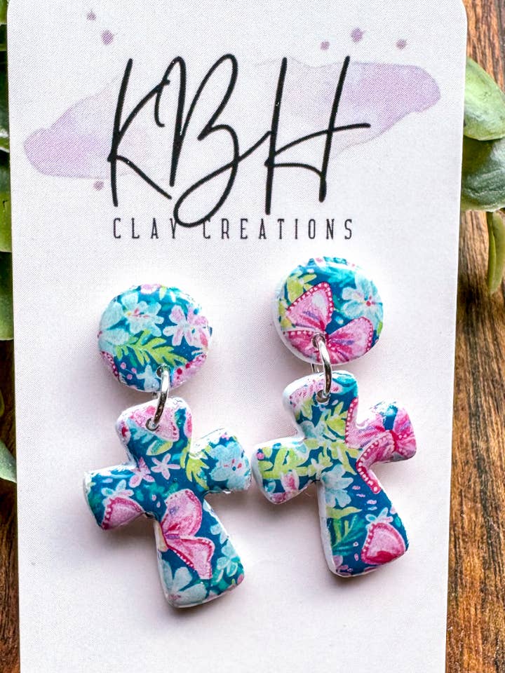 Preppy Bow Cross Dangle Clay Örhängen för wholesale av KBH CREATIONS