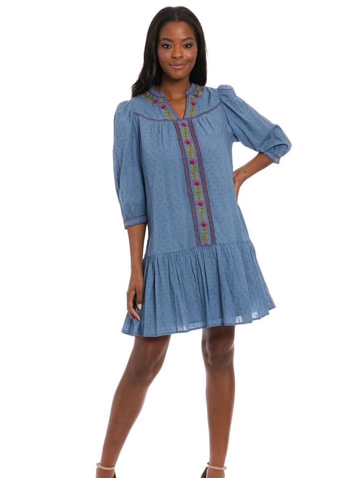 Vestido evasé com bainha ondulada bordado por atacado de Maggy London Group