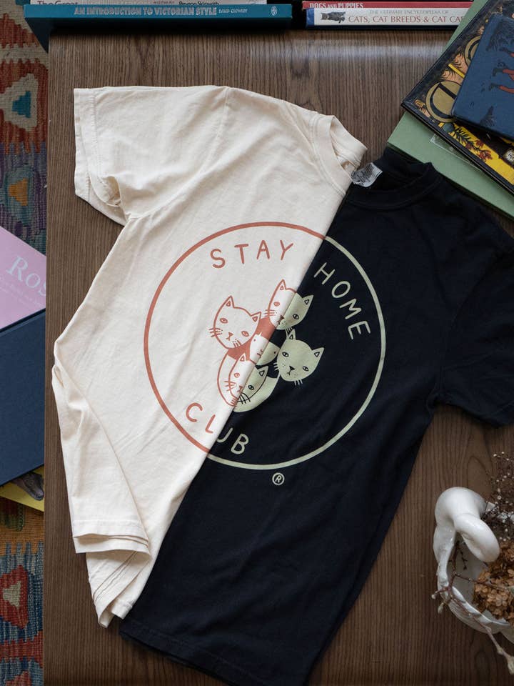 Stay Home Club - Vendita all'ingrosso Maglietta serigrafata - Unisex - Maglietta con logo Stay Home Club1