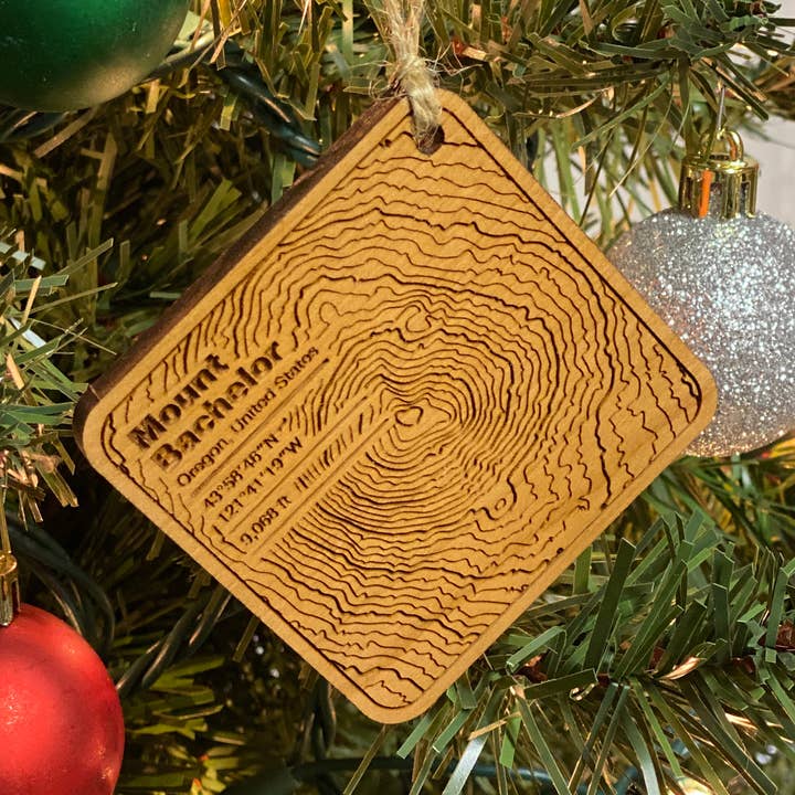 Mt. Bachelor topografisk ornament | Mount Bachelor, Oregon for engroshandel hos The Nostalgia Company