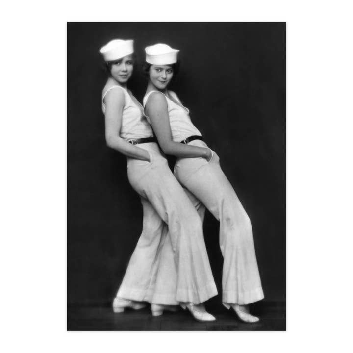 Postcard "Revue Sisters" for wholesale by paruspaper. nutzfeine papeterie