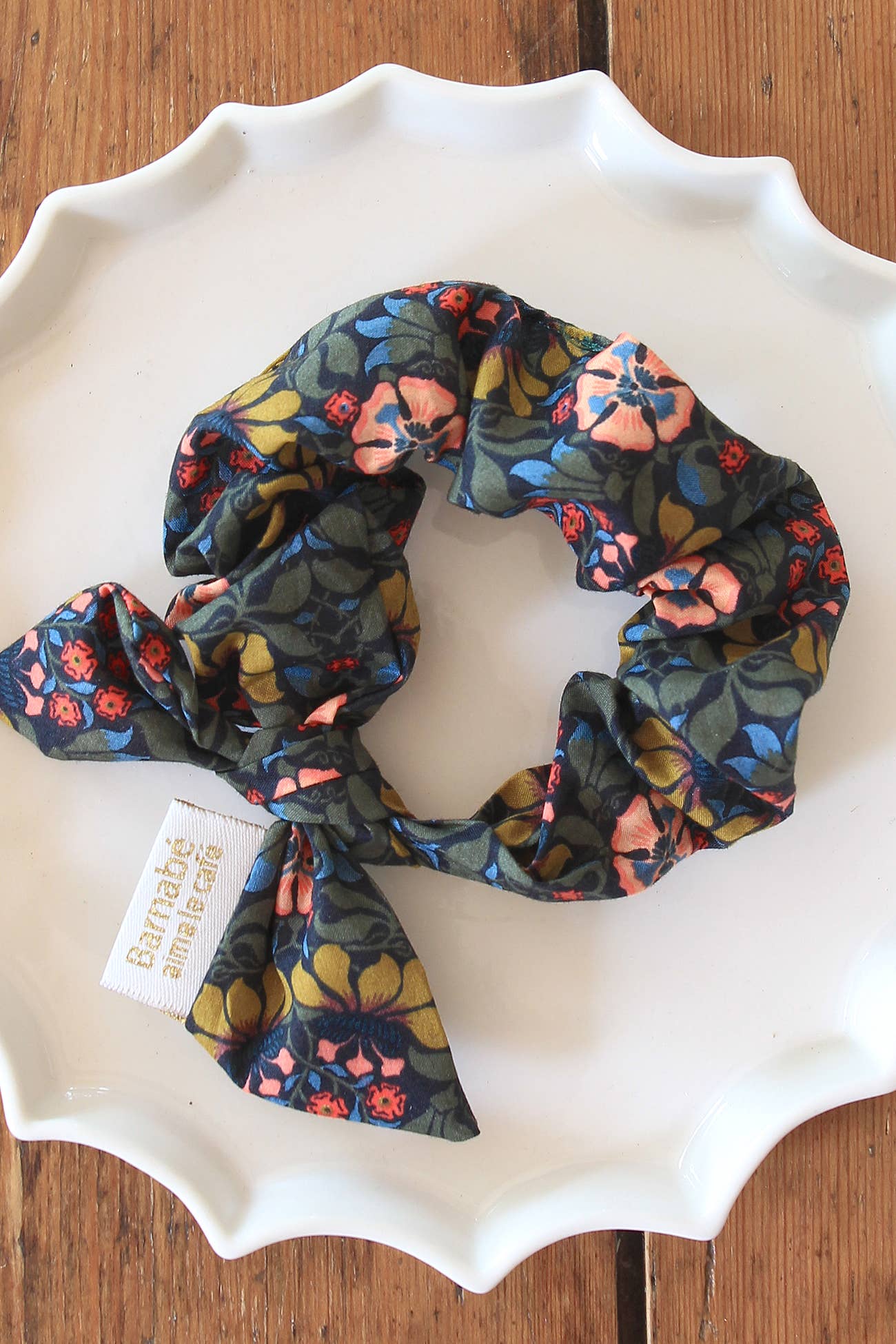 BARNABÉ AIME LE CAFÉ – Großhandel Haargummi – Damen – Liberty® Stoff-Haargummi mit Schleife1