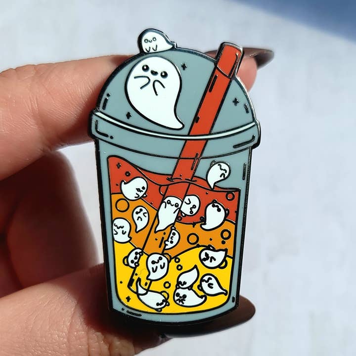 Broche en émail Ghost Boba Tea, Fantômes mignons, Broche en émail Kawaii pour la vente par Cozy Bee Creates
