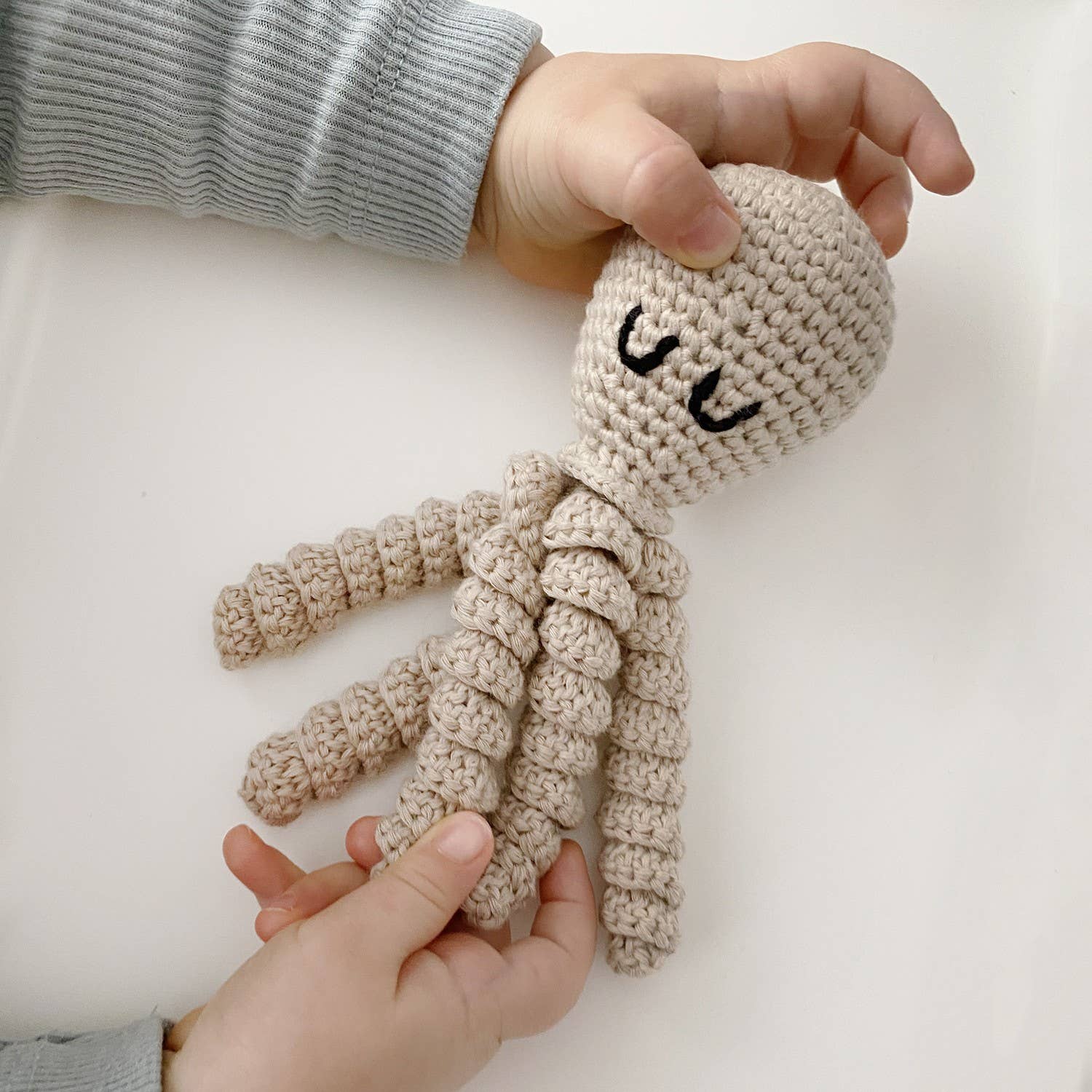 MAYLILY – Großhandel Handrassel – Baby – Rassel-Oktopus – cremefarben4