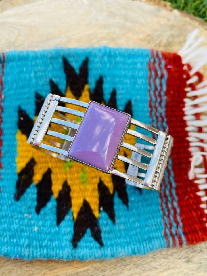 Bracelet manchette en turquoise Kingman pourpre Navajo et argent sterling signé pour la vente par Nizhonitradersllc