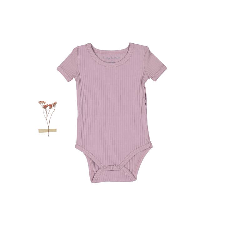 Grenouillère manches courtes - Violet pour la vente par Lovely Littles