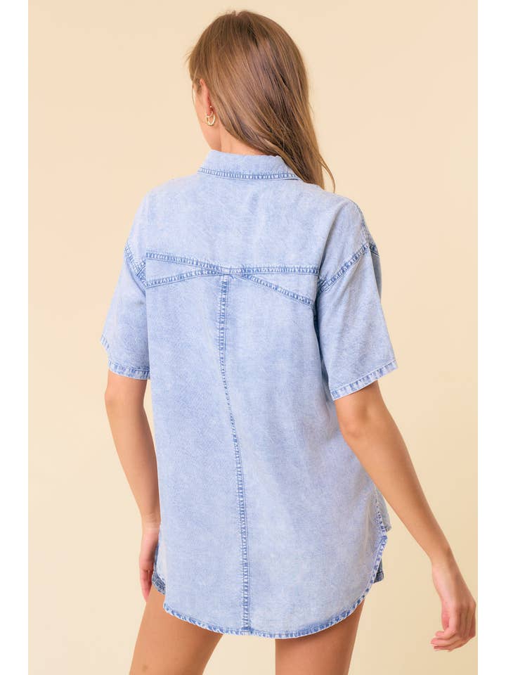 Doe and Rae – Engroshandel Skjorte med buttondown – til kvinder – KORTÆRMET OVERDIMENSIONERET DENIM SKJORTE MED KNAP - 43949T