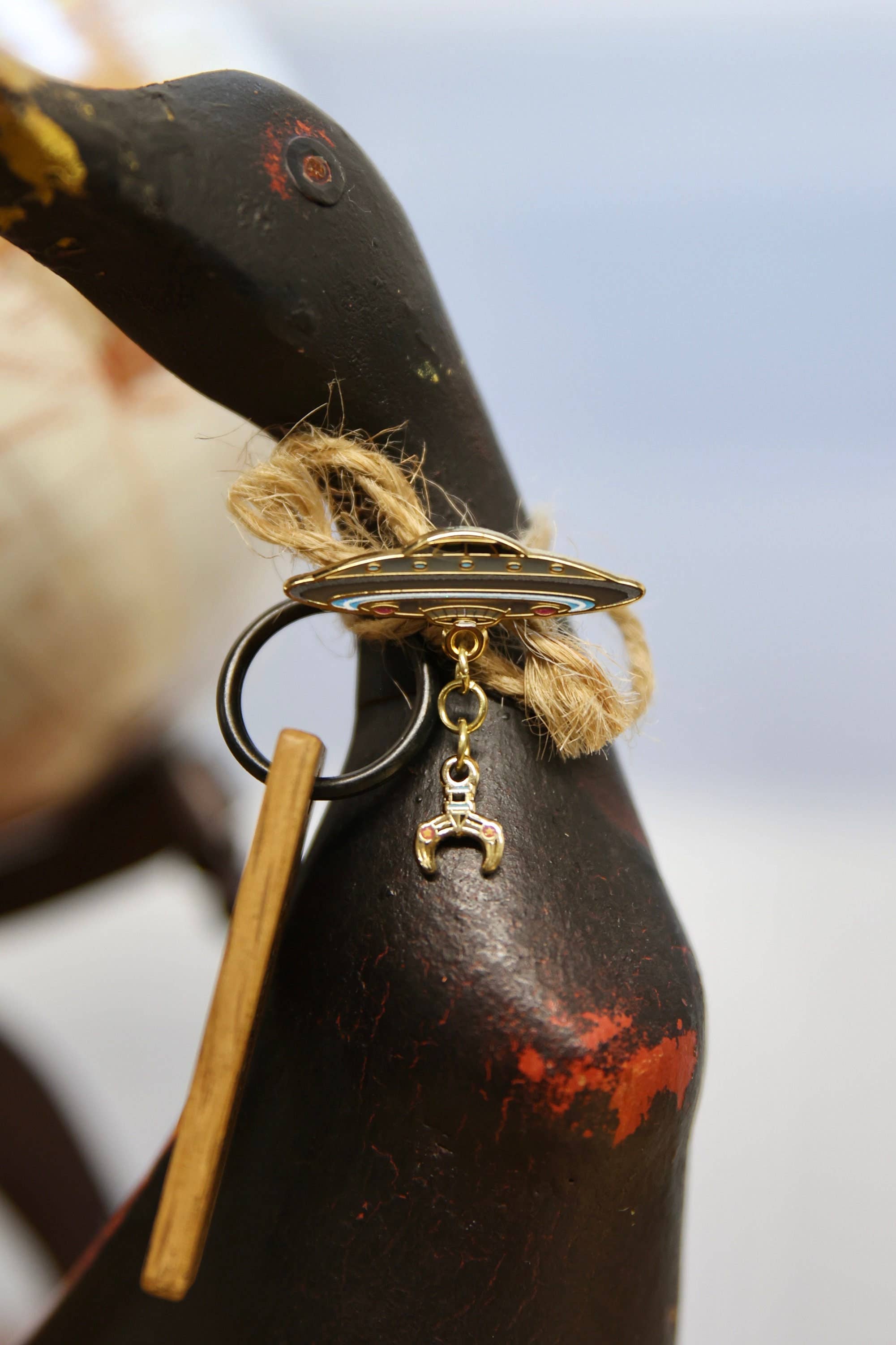 The High-End Collective – wholesale Lapel pin/button – Claw Game UFO Enamel Pin2