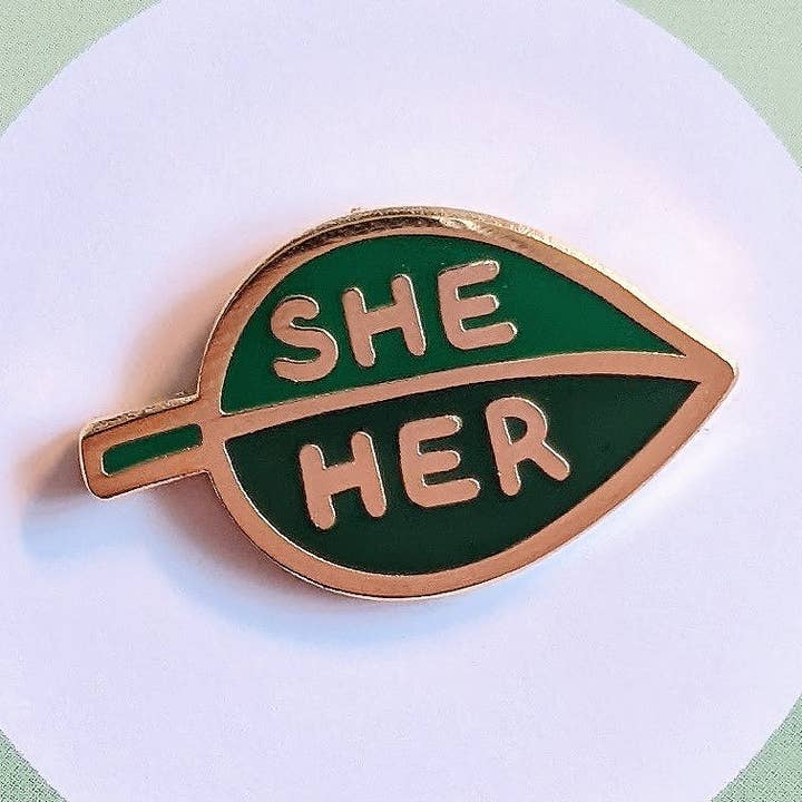 misomomo – Großhandel Anstecker/Button – Pronomen Leaf Pin - sie/sie0