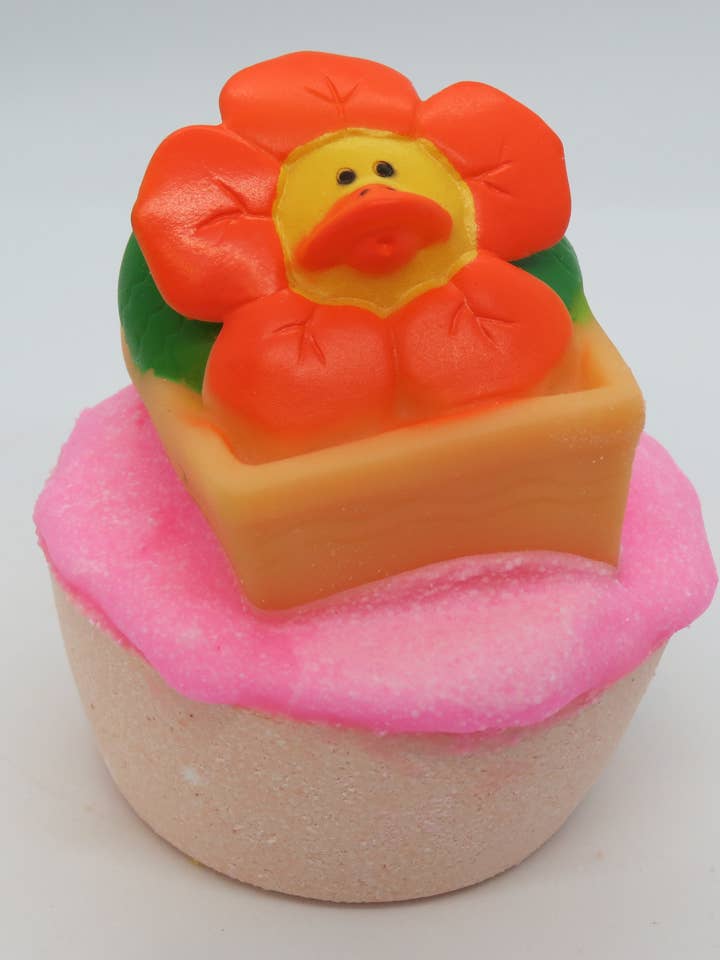 Sassy Bubbles Gummi Duck badebombe til børn, Cherry Almond for engroshandel hos Sassy Bubbles