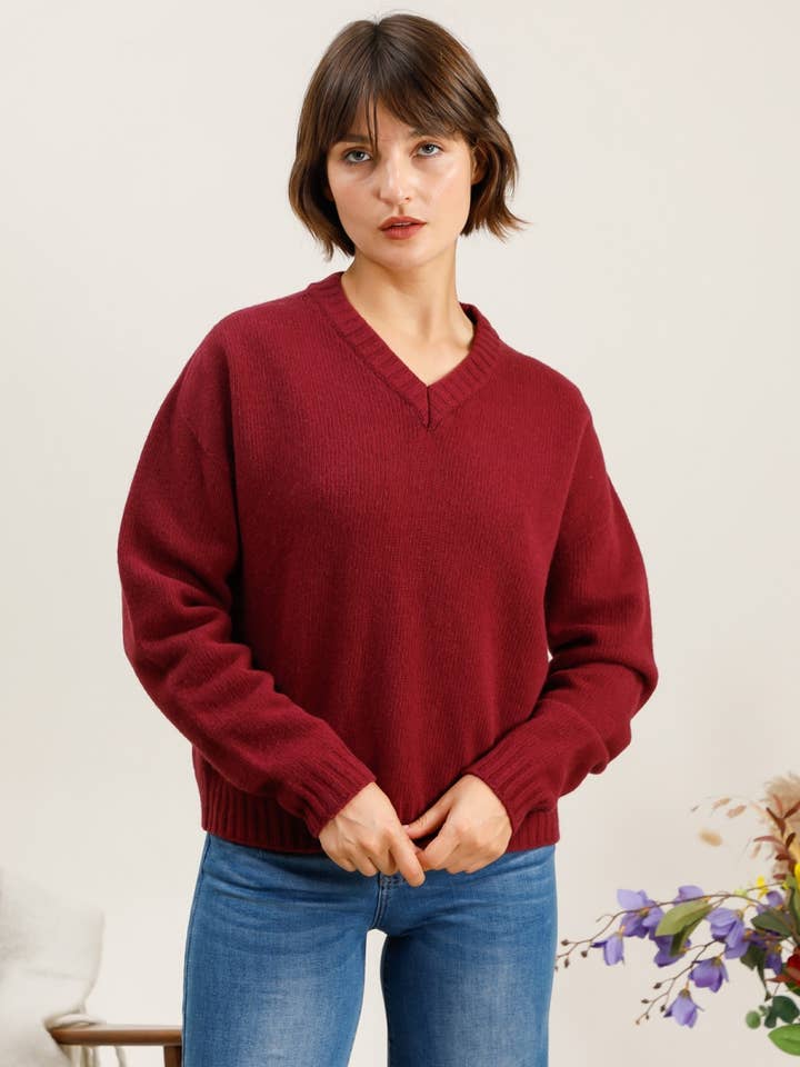 Pull col V manches longues 100% laine merinos superfine pour la vente par NAÏS PARIS