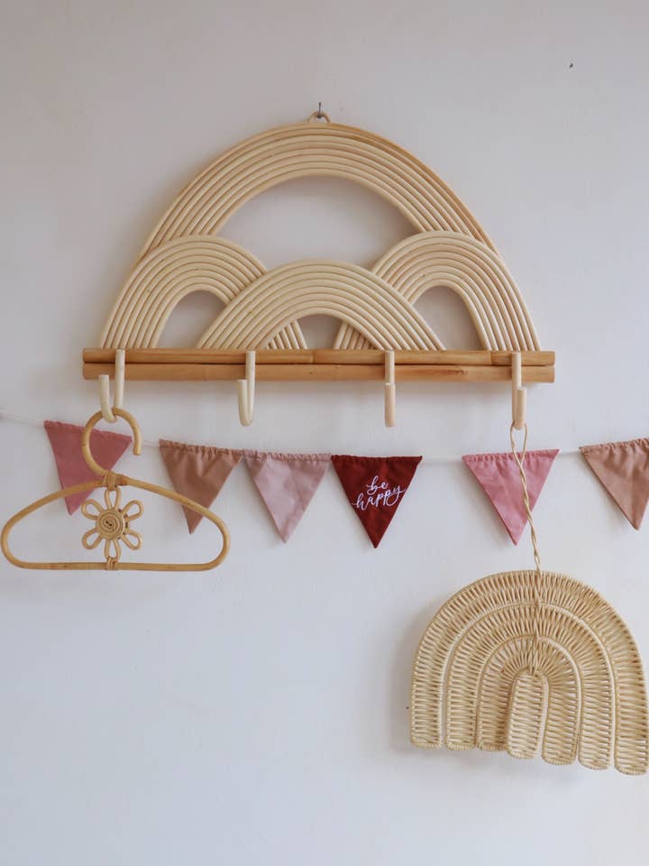 Crochet mural en rotin arc-en-ciel - Grand pour la vente par Pink Haley