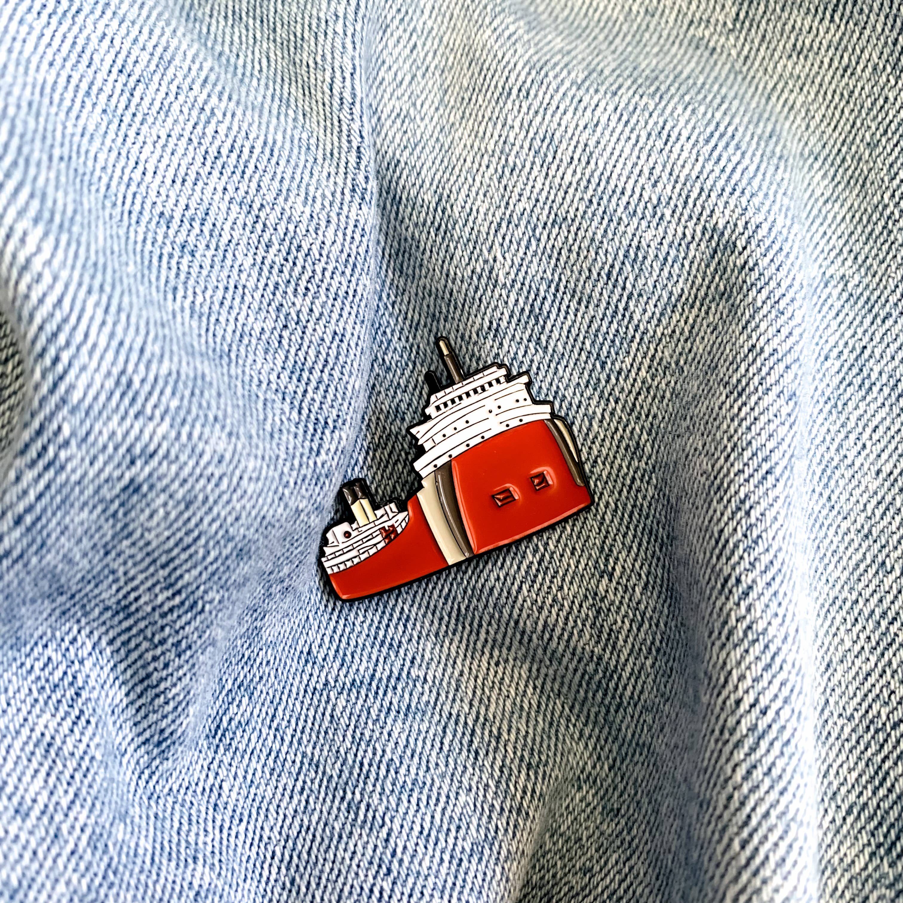 Art by Sj Nielsen – Alfinete/botão de lapela por atacado – Pin Esmalte do Navio Cargueiro1