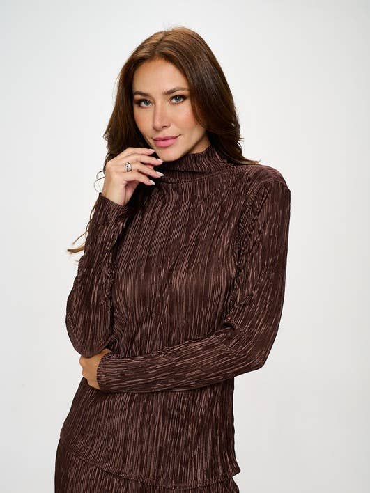 Top à col montant à manches longues Plisse fabriqué aux États-Unis pour la vente par Renee C.