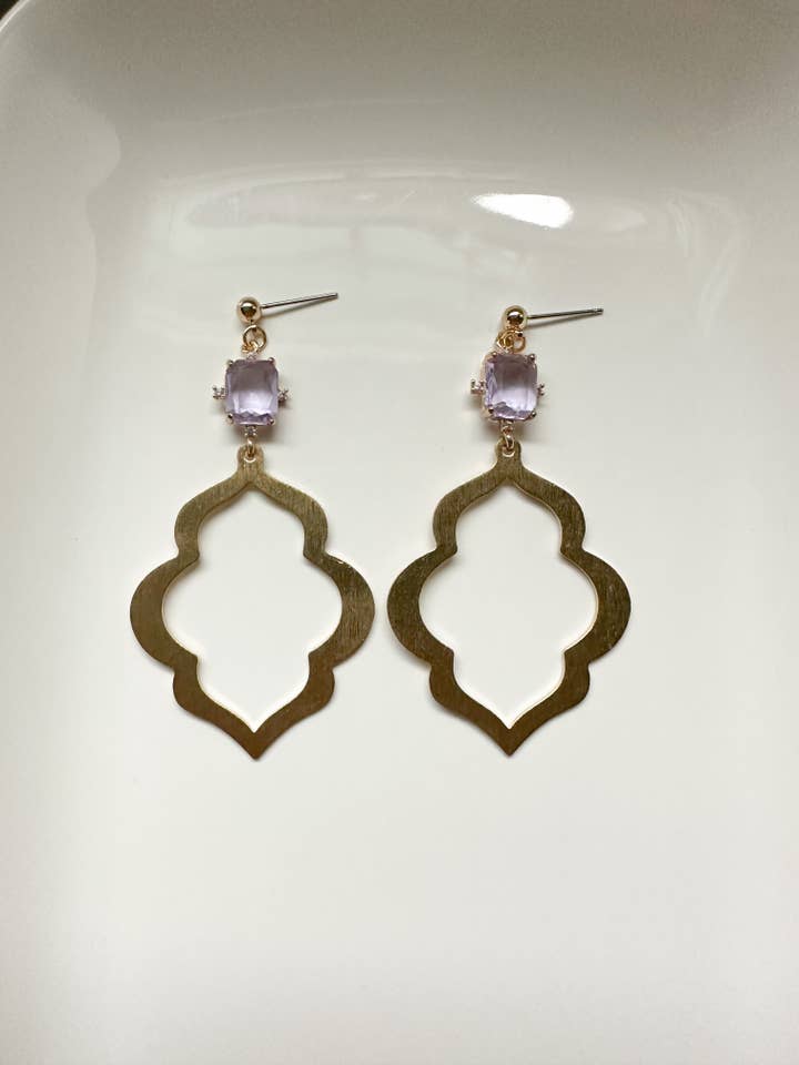 Charm-Ohrringe aus Glas mit geometrischem Messinganhänger für den Großhandel von Lila Rose