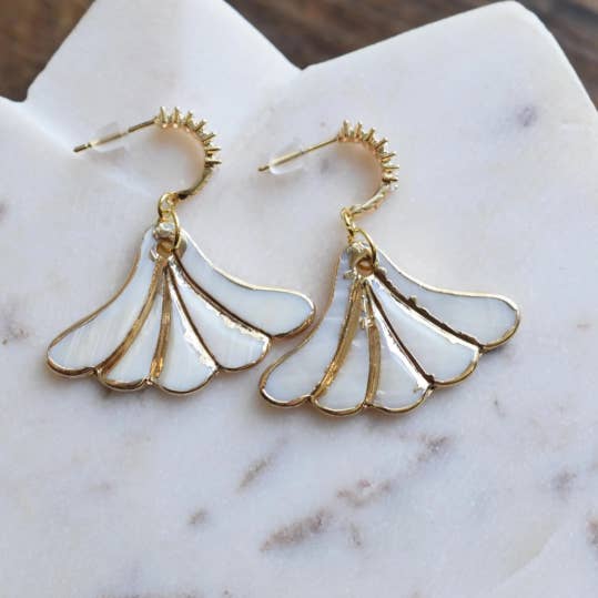 Brincos Shell Fan por atacado de Glisten and Glow