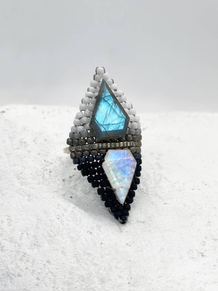 Ljus vs Mörk Aura Ring för wholesale av Naomi Star Designs