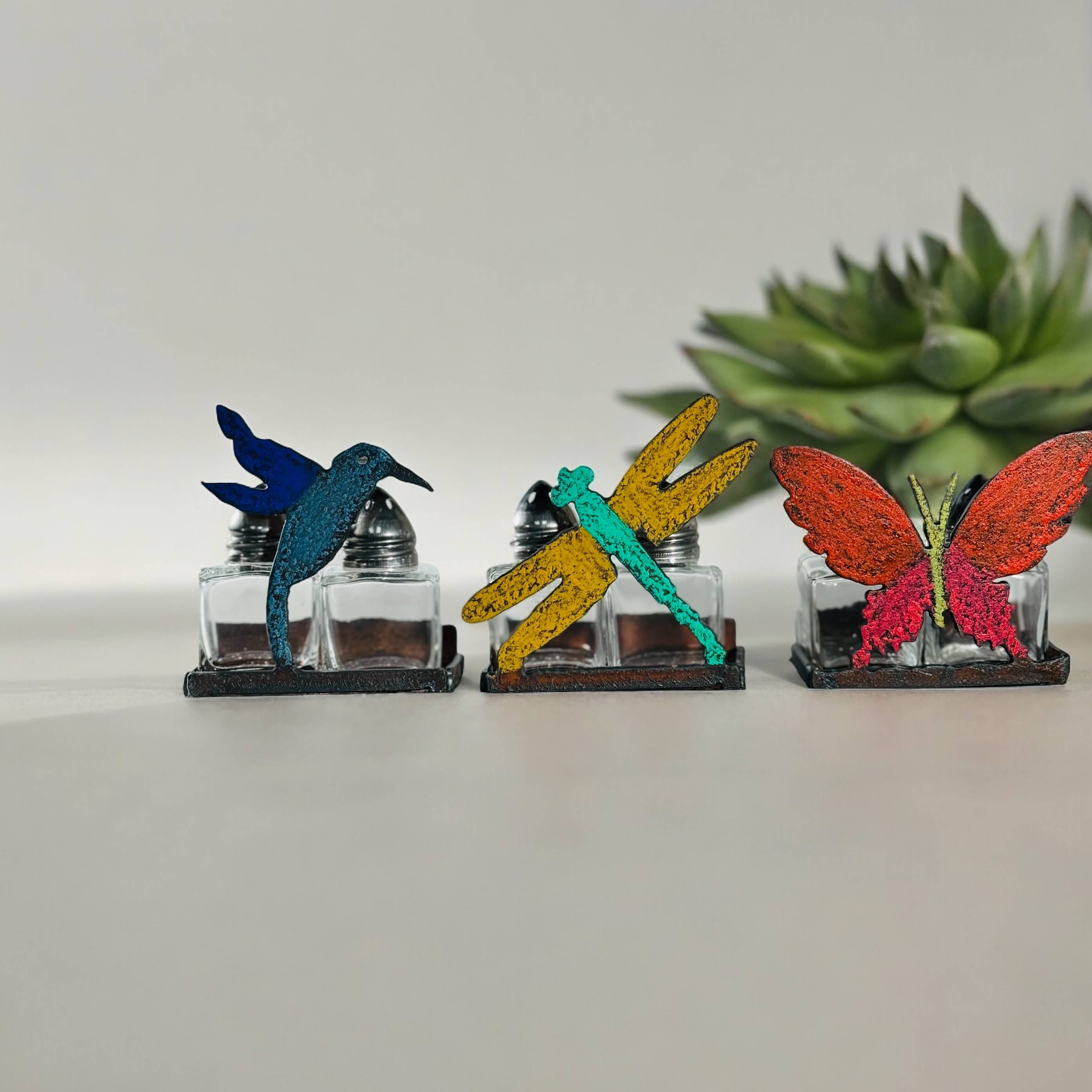 Whimsies – Großhandel Salz- & Pfefferstreuer-Set – Libellen-Schmetterlingsküche mit Kolibri, Salz und Pfeffer3