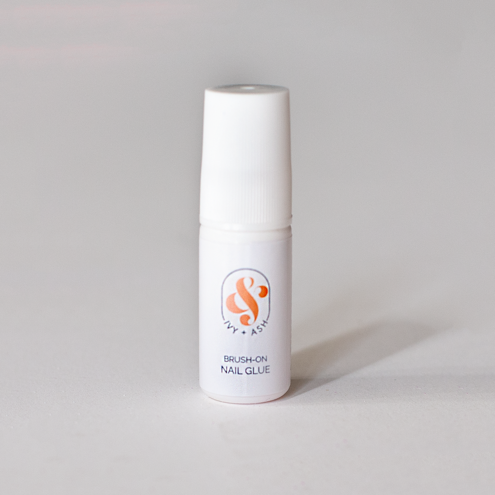 Ivy & Ash - Venta al por mayor Endurecedores/fortalecedores de uñas - Pegamento para uñas Ivy & Ash Brush-On | Botella de pegamento para uñas a presión0