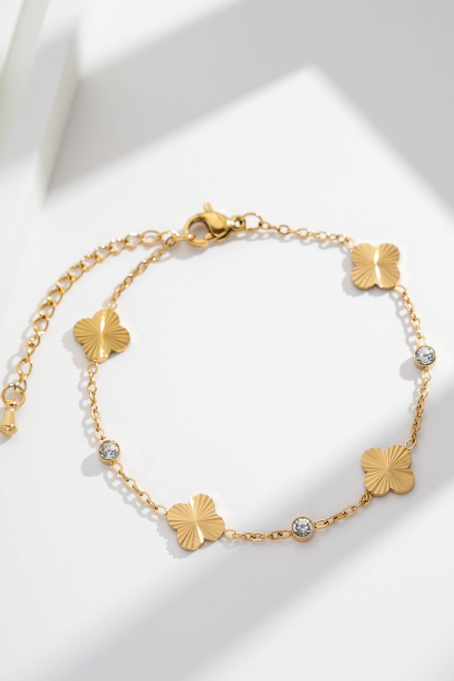 COSMOS – Engroshandel Armbånd med vedhæng – Rustfrit stål armbånd med gyldent kløver og funklende krystaller1