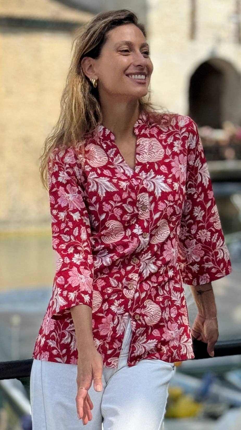 MALINI FASHION DESIGN PRIVATE LIMITED - Wholesale Button Down Shirt - Women's - Camicia Donna in Cotone Indiano Block Print – Rossa con Fiori, Maniche 3/4, Colletto a V e Bottoni in Legno1