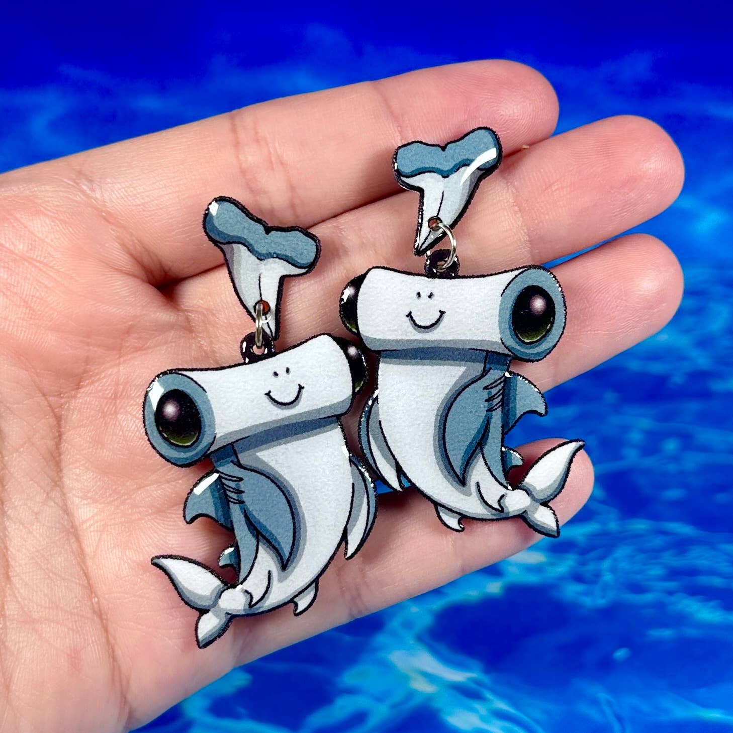 Sea Pixie Designs - Vente Boucles d'oreilles pendantes - Boucles d'oreilles pendantes requin-marteau, légères, sans nickel1