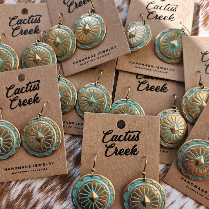 Pendientes "Adelaide" de concho occidental en oro antiguo para venta al por mayor de Cocklebur & Co.