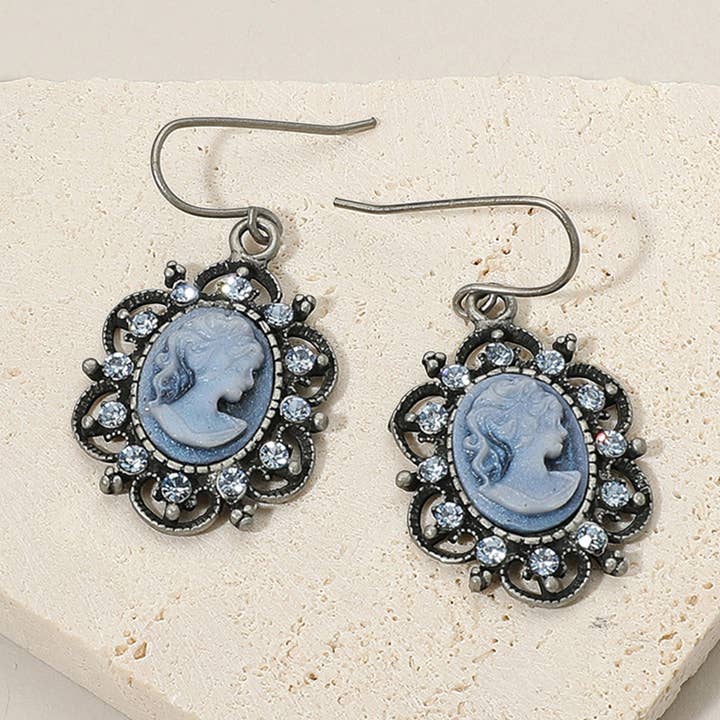 Orecchini pendenti in metallo con accento floreale e cammeo per la vendita all'ingrosso da parte di Sensibling Corp.