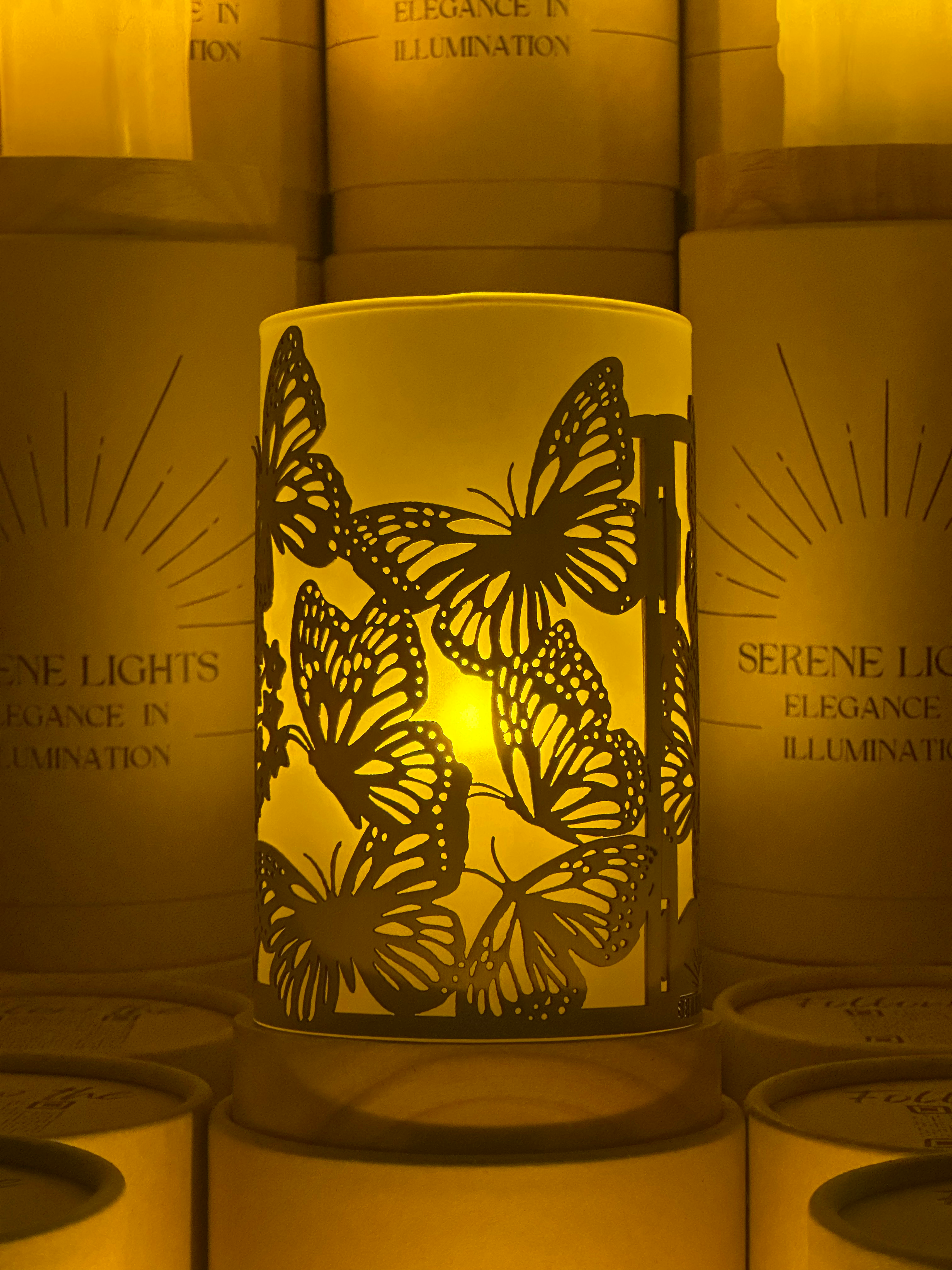 Serene Lights - Vente Décorations de table - Papillons, porte-bougie décoratif en placage bois gravé au laser avec bougie LED rechargeable4