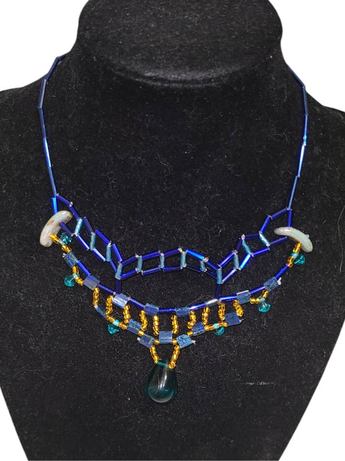 Collier Silhouette de Skyline Bleu Royal pour la vente par Tsuga Beadwork