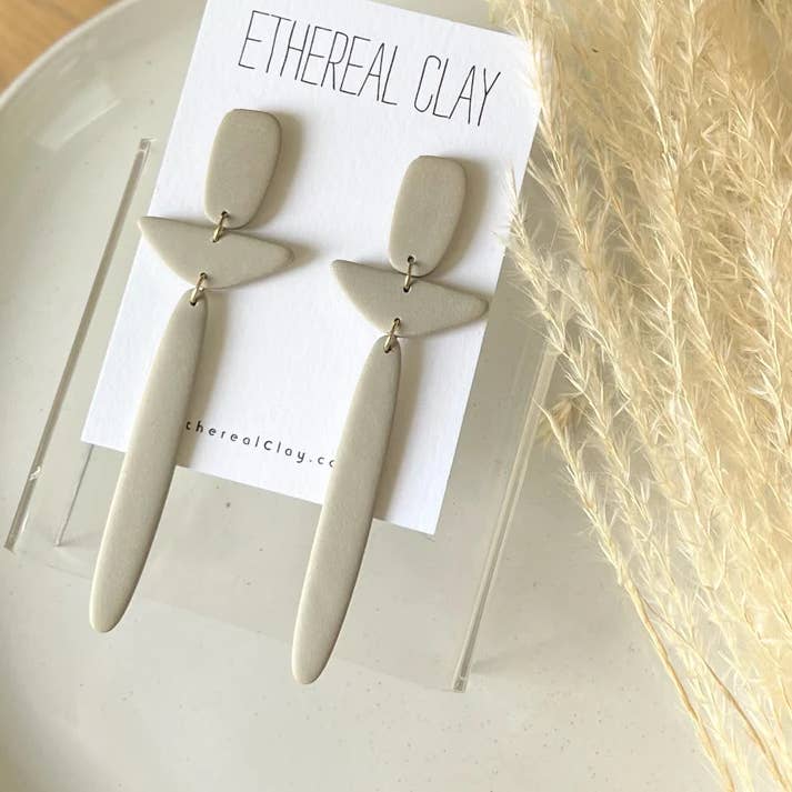 Rena l håndlavede lerøreringe, lang dolk, salvie, boho for engroshandel hos Ethereal Clay