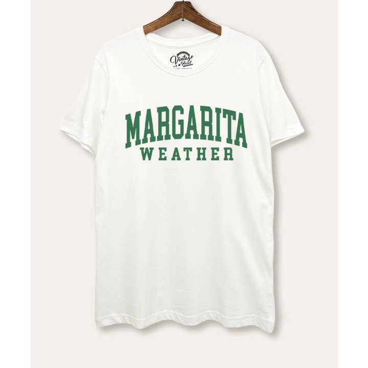 T-shirt graphique basique pour femmes avec typographie "Margarita Weather" pour la vente par VINTAGE POINT USA
