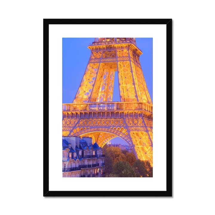 Torre Eiffel metà sezione al crepuscolo Stampa incorniciata e montata per la vendita all'ingrosso da parte di Sorbey