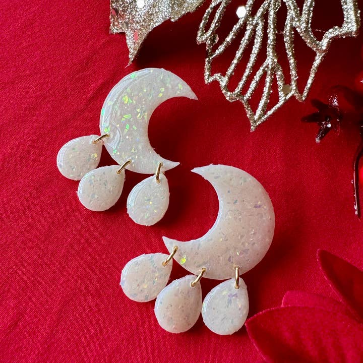 Boucles d'oreilles en fausse lune opale pour la vente par Skye Eclisse Jewelry