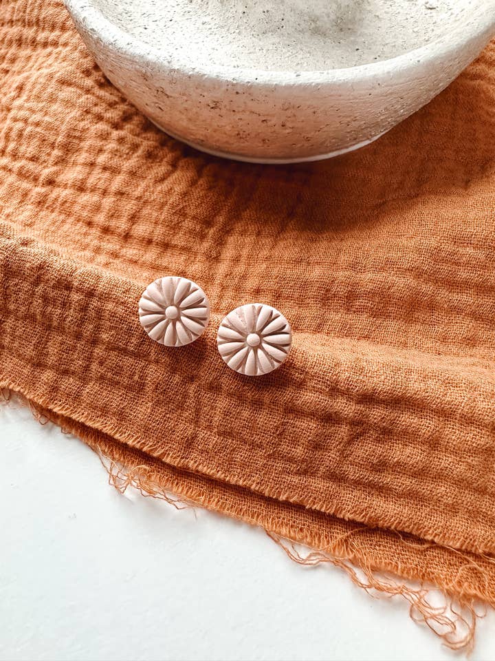 Beige blommiga örhängen i polymerlera för wholesale av Hound in Hand