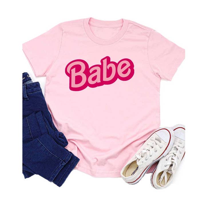 T-shirt graphique Pink Babe Barbie pour enfants pour la vente par Kids By Kissed Apparel