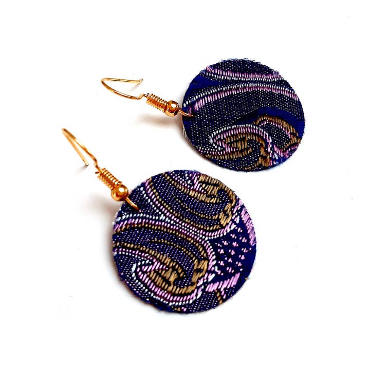 JUL ET FIL – Großhandel Ohrhänger – Ohrhänger aus besticktem Stoff in Mitternachtsblau2