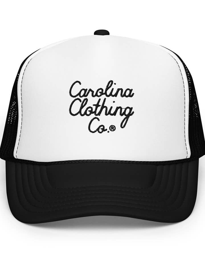 Charakteristische schwarze Truckerhut aus Schaumstoff mit Logo - 2 Farboptionen für den Großhandel von Shop Carolina Clothing Co.