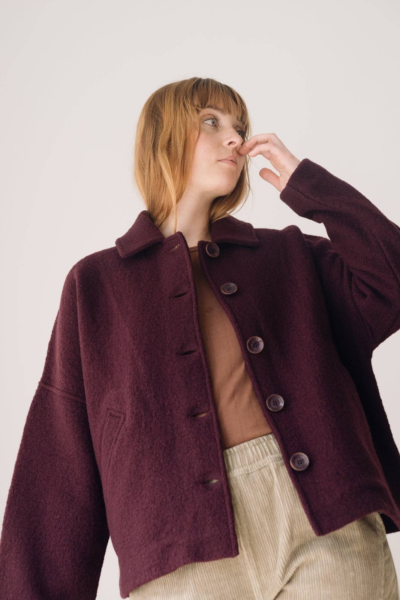 violett Kort kappa i merinoull i lila för wholesale på Faire10