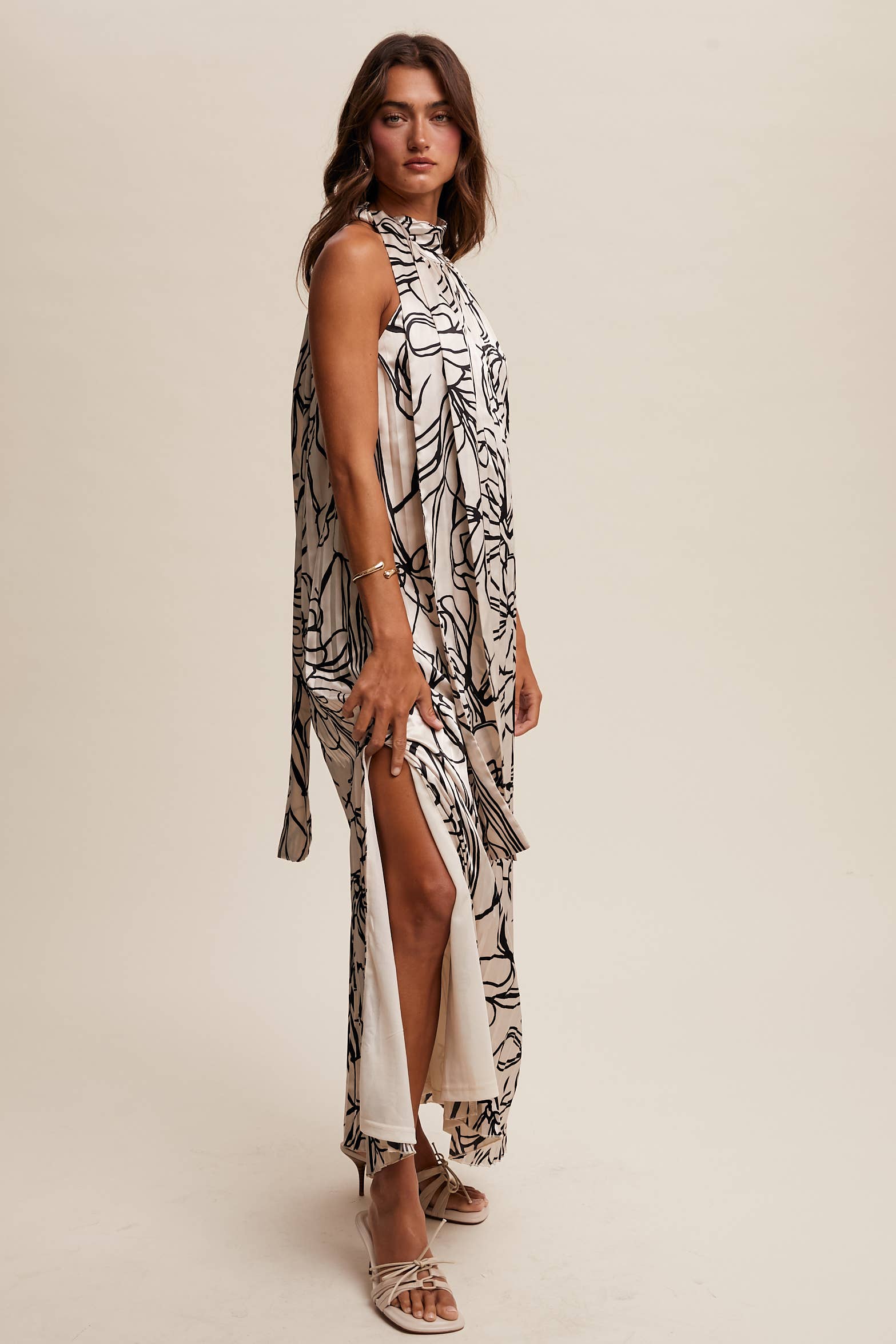 Listicle – Vestido - Mulher por atacado – Vestido maxi plissado de cetim com estampa floral e gola halter17