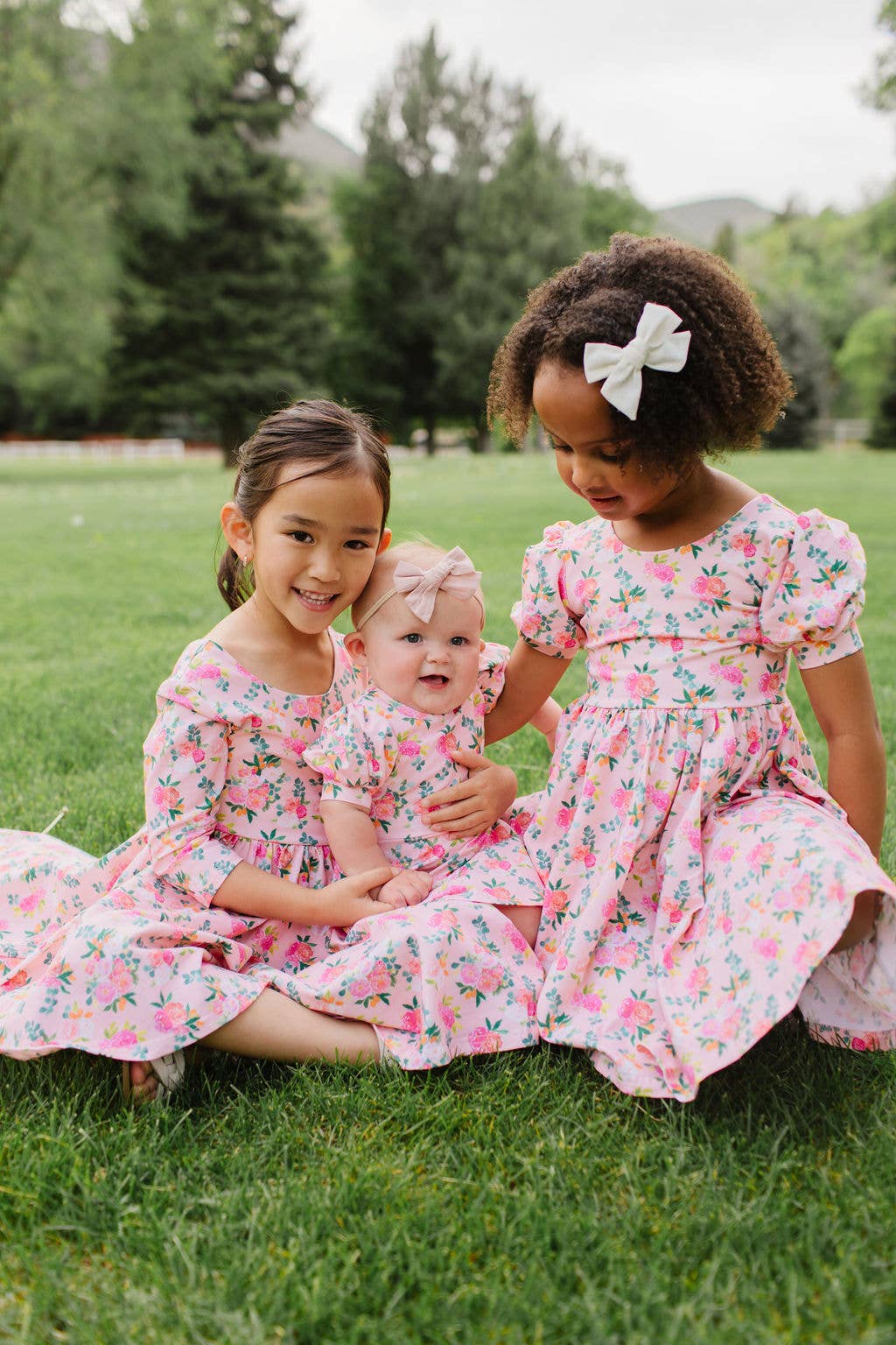 Ollie Jay – wholesale Klänning – Barn – Puffklänning i Peach Bouquet | Flickors Snurrklänning1