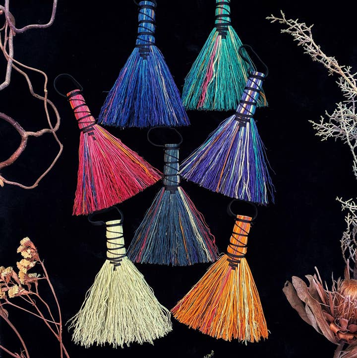 Keven Craft Rituals LLC - Wholesale Meditatie benodigdheden - Handgeverfde altaarbezem - 5-6” bezemkoren10