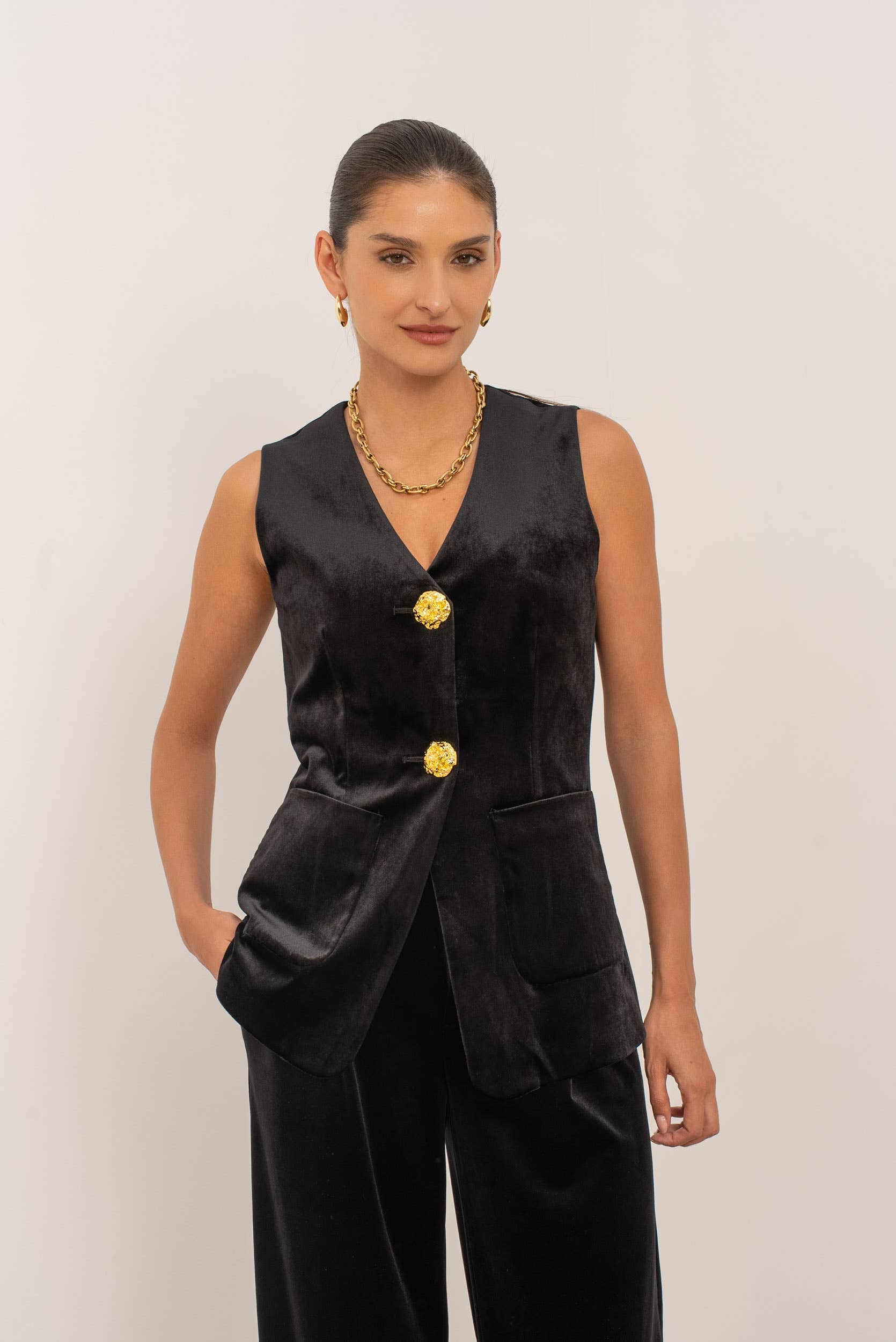 Attentif Paris – Engroshandel Habitvest – til kvinder – Lang velourvest med guldknapper29