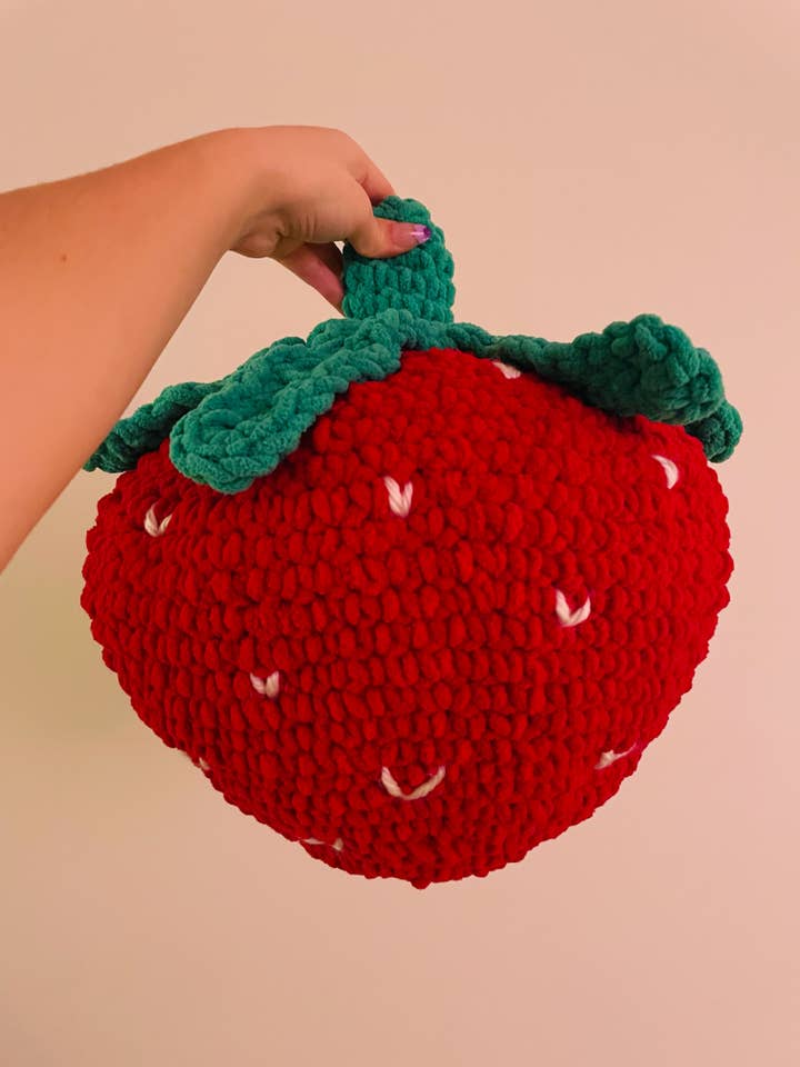 Coussin Strawberry pour la vente par Strawberry Disco