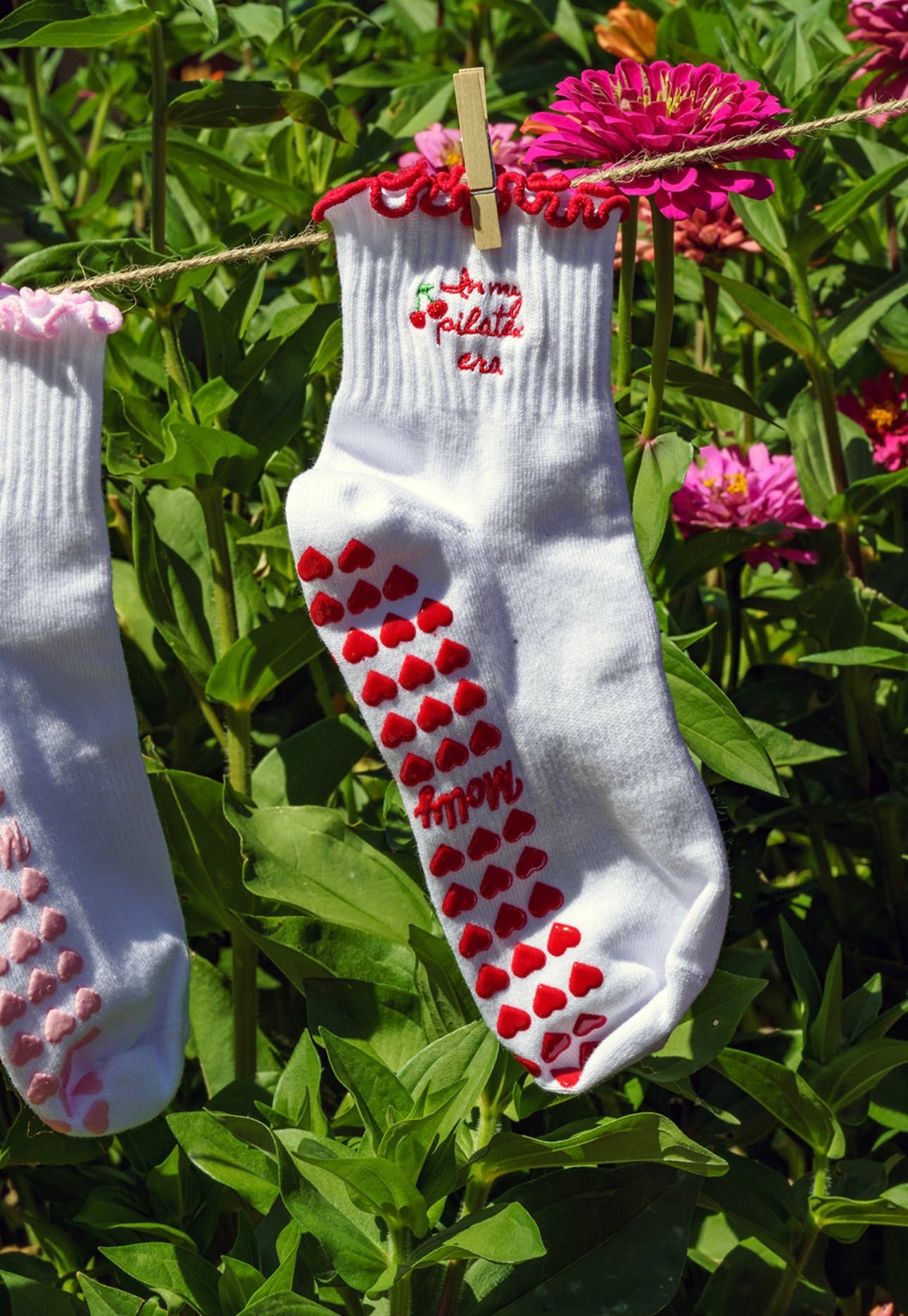 MollyGraceGripSocks - Vente Chaussettes – femme - Dans mon ère Pilates, chaussettes antidérapantes avec des grips en forme de cœur rouge.1