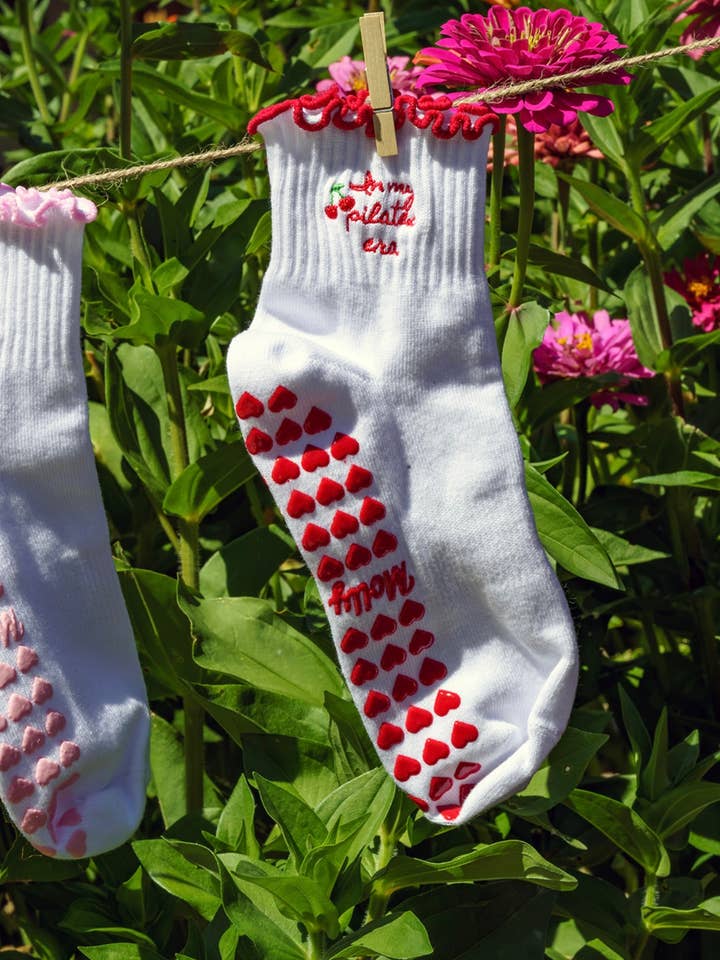 MollyGraceGripSocks - Vente Chaussettes – femme - Dans mon ère Pilates, chaussettes antidérapantes avec des grips en forme de cœur rouge.1
